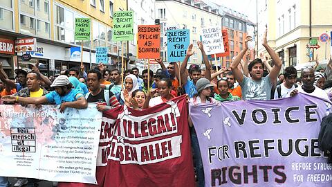 Am Sendlinger Tor trafen sich die Demonstranten um gemeinsam für die Rechte von Asylbewerbern zu demonstrieren.