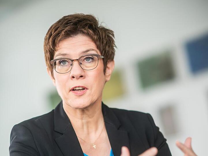 Annegret Kramp-Karrenbauer (CDU), Bundesverteidigungsministerin, spricht. Foto: Michael Kappeler/dpa/Archivbild