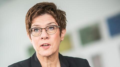 Annegret Kramp-Karrenbauer (CDU), Bundesverteidigungsministerin, spricht. Foto: Michael Kappeler/dpa/Archivbild