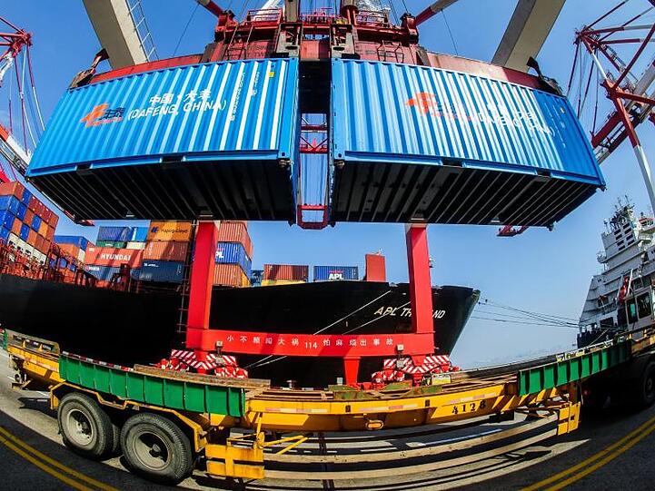 Containerumschlag im Hafen von Shanghai.
