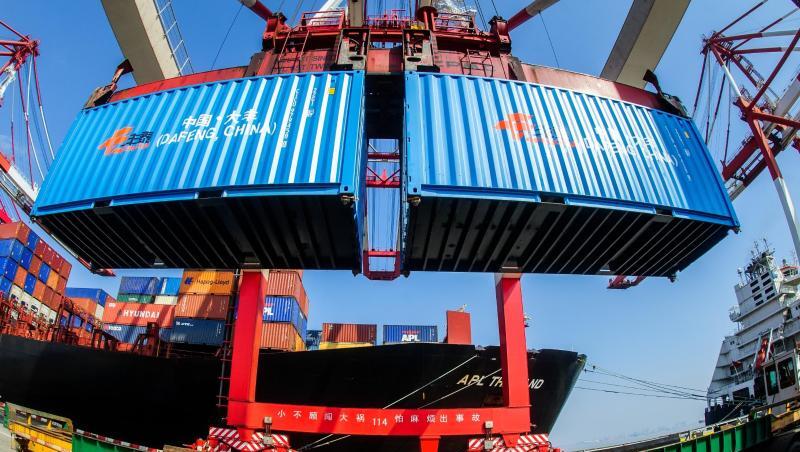 Containerumschlag im Hafen von Shanghai. Containerumschlag im Hafen von Shanghai.