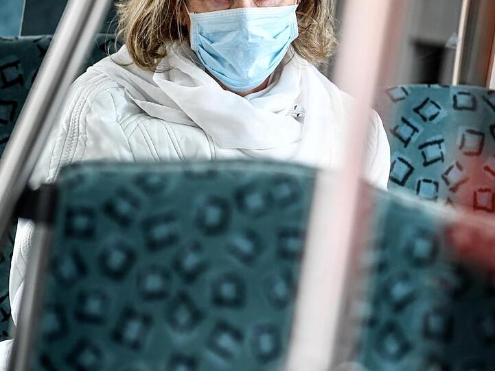 Eine Frau trägt einen Mundschutz in einer S-Bahn in Berlin.