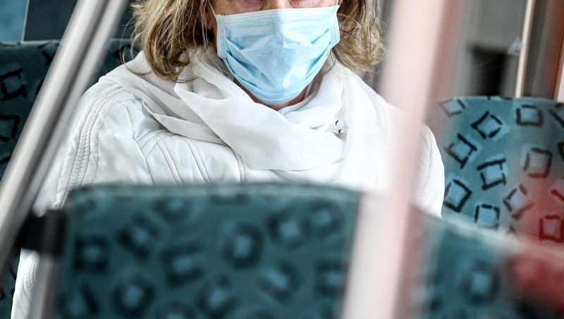 Eine Frau trägt einen Mundschutz in einer S-Bahn in Berlin. Eine Frau trägt einen Mundschutz in einer S-Bahn in Berlin.