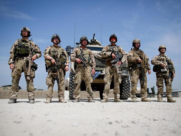 Soldaten der Bundeswehr im Feldlager von Kundus.