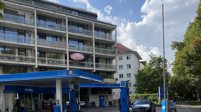 Zentrale Lage, aber auch direkt über einer Tankstelle. Hier verkauft die Stadt eine Wohnung.