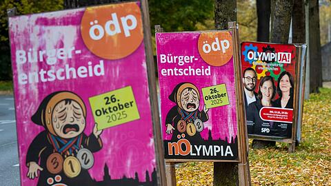 Befürworter und Gegner werben mit Plakaten in München vor dem Olympia-Bürgerentscheid.