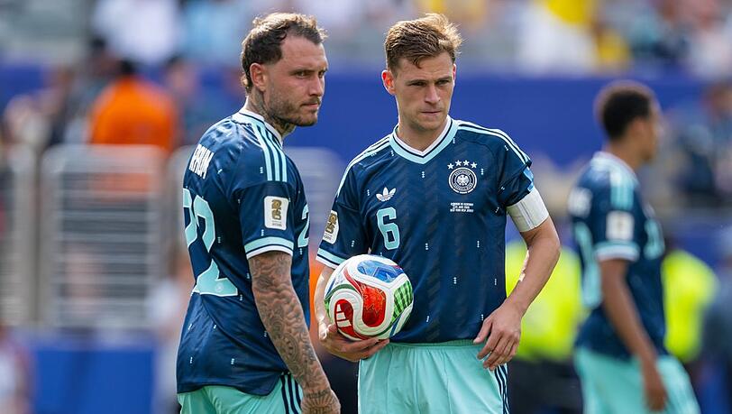 Kapit&auml;n Joshua Kimmich (r.) soll die Deutsche Fu&szlig;ballnationalmannschaft ins Achtelfinale f&uuml;hren.