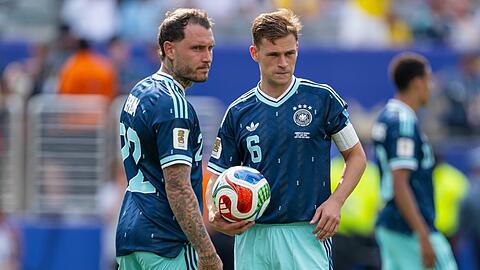 Kapit&auml;n Joshua Kimmich (r.) soll die Deutsche Fu&szlig;ballnationalmannschaft ins Achtelfinale f&uuml;hren.