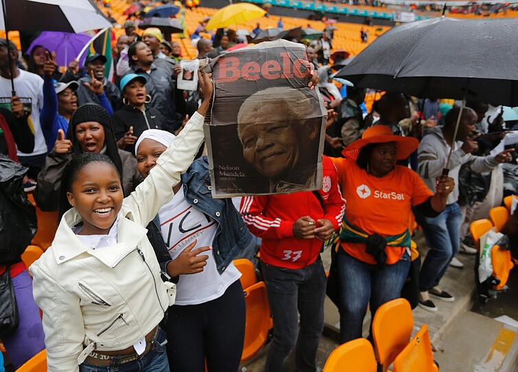 Südafrika verabschiedet sich von Nelson Mandela. Um 14 Uhr MEZ beginnt die gigantische Trauerfeier, die auf 90 Leinwände im Land übertragen wird. So langsam füllen sich die Plätze im Land. Hier die Bilder...