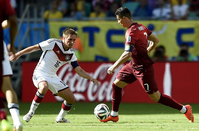Eröffnungspiel gegen Portugal: Jogi Löw baut auf Lahm als Sechser im defensiven Mittelfeld. Das Konzept geht auf: Deutschland gewinnt 4:0.