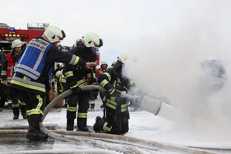 Die anrückende Feuerwehr griff zur Brandbekämpfung auf Löschschaum zurück.