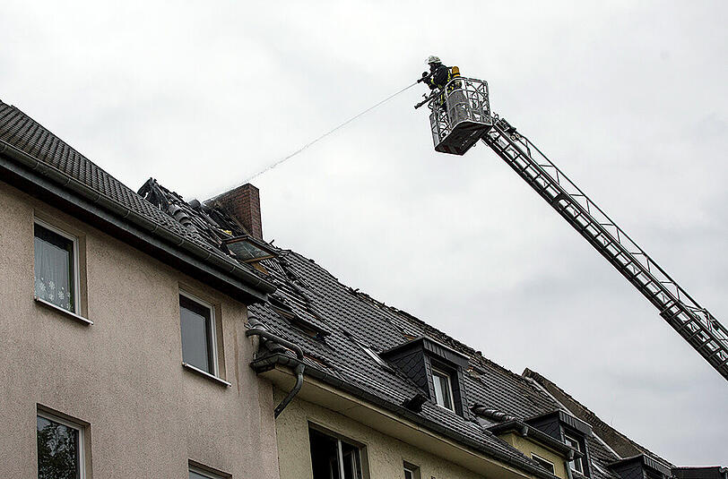 In Duisburg sind bei einem Wohnhaus-Brand zwei Menschen ums Leben gekommen.