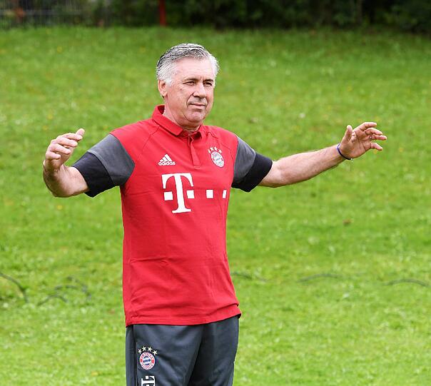 Alles hört auf sein Kommando. Carlo Ancelotti dirigiert das Fotoshooting.