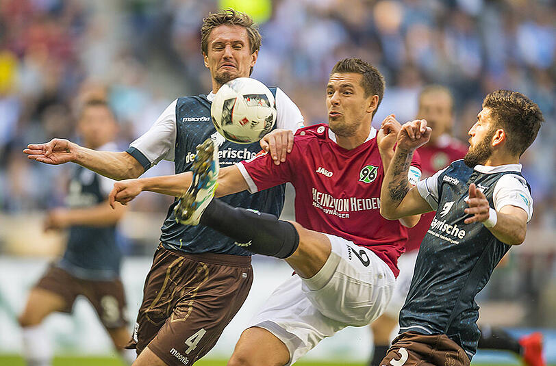 Bülow und Perdedaj nehmen Sobiech in die Zange - die Partie TSV 1860 gegen Hannover 96 hier im AZ-Liveticker