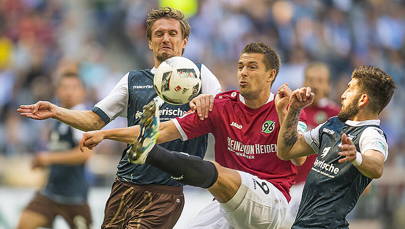 Bülow und Perdedaj nehmen Sobiech in die Zange - die Partie TSV 1860 gegen Hannover 96 hier im AZ-Liveticker