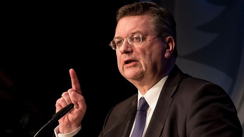 Binnen nur zwei Minuten wird DFB-Präsident Reinhard Grindel in zwei Top-Gremien des internationalen Fußballs gewählt. Der 55-Jährige vollendet damit seinen rasanten Aufstieg als Funktionär.