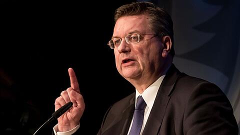 Binnen nur zwei Minuten wird DFB-Präsident Reinhard Grindel in zwei Top-Gremien des internationalen Fußballs gewählt. Der 55-Jährige vollendet damit seinen rasanten Aufstieg als Funktionär.