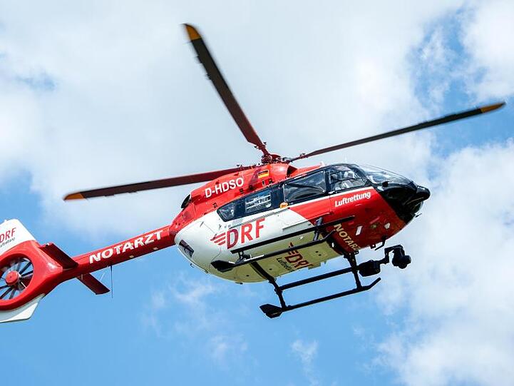 Ein Rettungshubschrauber landet. Foto: Hauke-Christian Dittrich/dpa/Archivbild