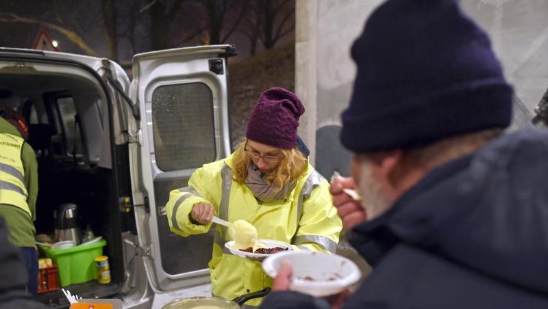 Freiwillige des Vereins "Kältebus München" verteilen Essen an Obdachlose. Foto: Andreas Gebert/Archiv Freiwillige des Vereins "Kältebus München" verteilen Essen an Obdachlose. Foto: Andreas Gebert/Archiv