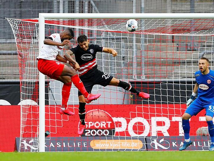 Anthony Modeste (l) brachte Köln mit seinem Anschlusstreffer gegen Düsseldorf wieder zurück ins Spiel.