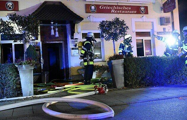 Brand in griechischem Restaurant: Zwölf Personen mussten aus den darüber liegenden Wohnungen gerettet werden.