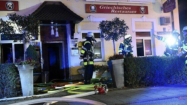 Brand in griechischem Restaurant: Zwölf Personen mussten aus den darüber liegenden Wohnungen gerettet werden. Brand in griechischem Restaurant: Zwölf Personen mussten aus den darüber liegenden Wohnungen gerettet werden.