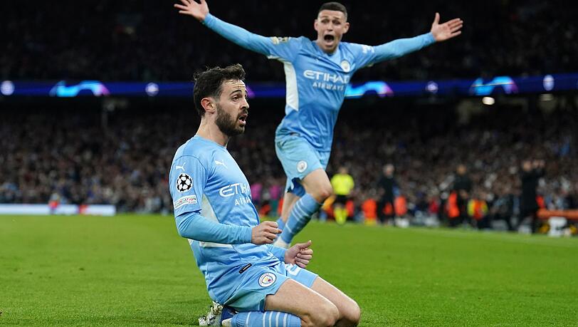 Bernardo Silva (vorne) hat das 4:2 für Manchester City erzielt und feiert sein Tor. Bernardo Silva (vorne) hat das 4:2 für Manchester City erzielt und feiert sein Tor.