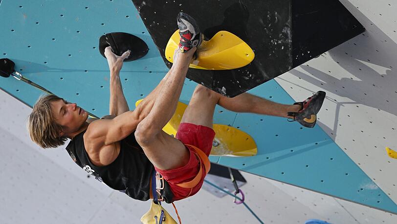 Der deutsche Alexander Megos klettert im Finale.