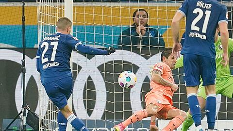 Hoffenheims Andrej Kramaric (l) schießt das Tor zum 2:0.