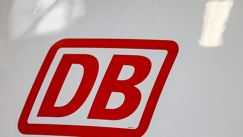 Ein ICE steckt wegen eines Oberleitungsschadens in Sachsen-Anhalt fest. (Symbolbild)