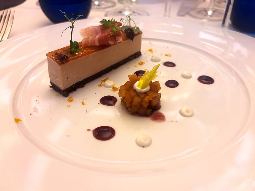 Eine besondere herzhafte Variante des italienischen Desserklassikers Tiramisu mit Entenleber-Pastete. Eine besondere herzhafte Variante des italienischen Desserklassikers Tiramisu mit Entenleber-Pastete.