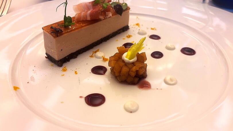Eine besondere herzhafte Variante des italienischen Desserklassikers Tiramisu mit Entenleber-Pastete. Eine besondere herzhafte Variante des italienischen Desserklassikers Tiramisu mit Entenleber-Pastete.