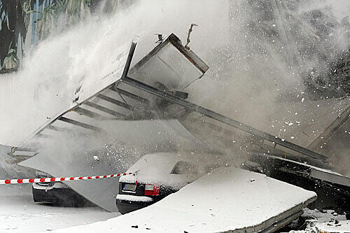 Unter der Schneelast bricht ein Stützpfeiler der Lagerhalle zusammen.