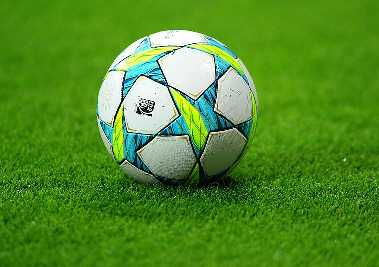 Dieser Ball soll ins Tor.