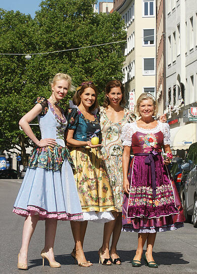 Lola Paltinger (r.), inspiriert von Disney-Prinzessinnen: Andrea Sokol, Karen Webb, Jutta Speidel (v.l.) tragen ihre Dirndl.