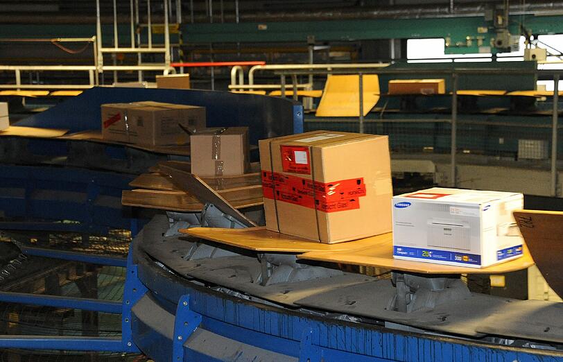 Voll beladene Laufbänder soweit das Auge reicht. Die Bilder aus dem Paketzentrum in Aschheim. Vor Weihnachten herrscht hier Hochbetrieb.