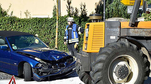 Am Dienstag kollidierten ein BMW mit einem Traktor.
