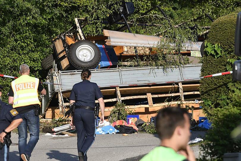 In Egmating (Lkr. Ebersberg) ist am Mittwoch ein Maibaumwagen umgestürzt - dabei wurden zahlreiche Menschen teils schwer verletzt.