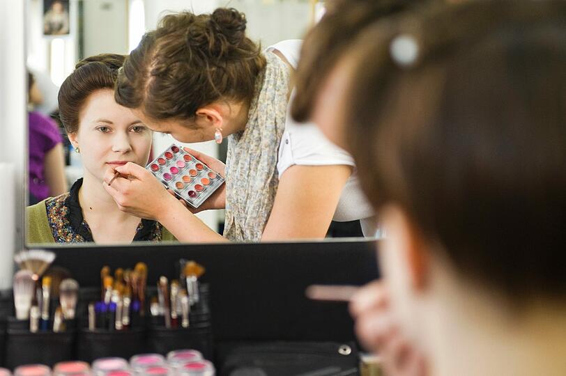 Frisieren und Schminken sind nur zwei Bestandteile der Ausbildung zum Maskenbildner.