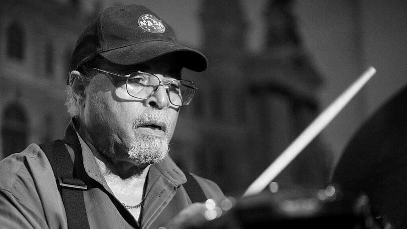 Mit dem legendären Miles-Davis-Sextett schrieb Jimmy Cobb Jazz-Geschichte. Am 24. Mai ist der Schlagzeuger im Alter von 91 Jahren an Lungenkrebs verstorben.