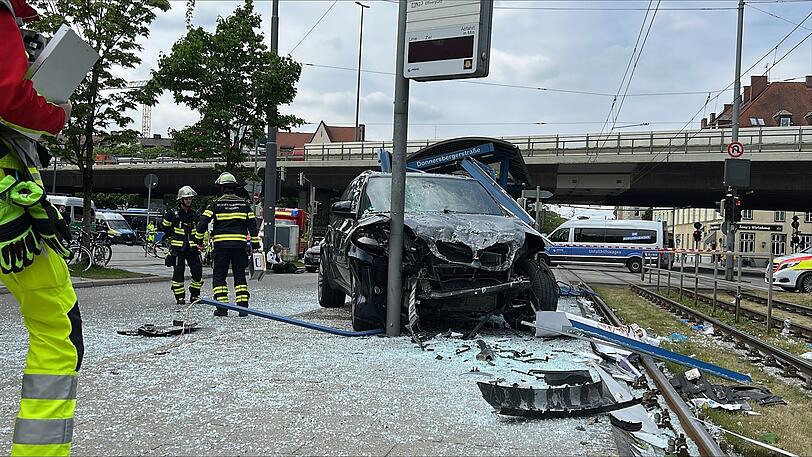 An der Ecke Arnulfstraße/Donnersbergerstraße ist ein Auto in das Wartehäuschen einer Trambahn-Haltestelle hineingefahren.