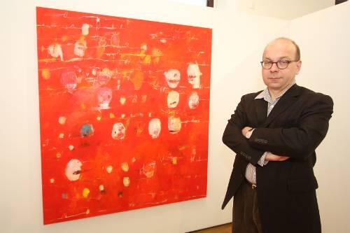 Schön bunt: Michel Meyer im Kunsthaus vor seinem Bild &bdquo;Plankton XXV&ldquo;, auf dem Köpfe durchs intensive Rot schwimmen.