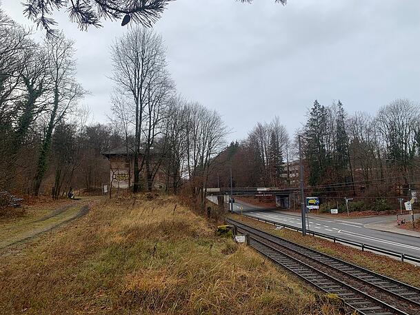Das kleine Gebäude (40 Quadratmeter Grundfläche) steht oberhalb der
Trambahngleise (Linie 25) an der Geiselgasteigstraße. Das kleine Gebäude (40 Quadratmeter Grundfläche) steht oberhalb der
Trambahngleise (Linie 25) an der Geiselgasteigstraße.