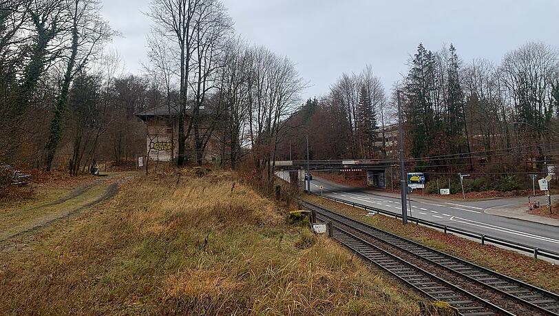Das kleine Gebäude (40 Quadratmeter Grundfläche) steht oberhalb der
Trambahngleise (Linie 25) an der Geiselgasteigstraße. Das kleine Gebäude (40 Quadratmeter Grundfläche) steht oberhalb der
Trambahngleise (Linie 25) an der Geiselgasteigstraße.