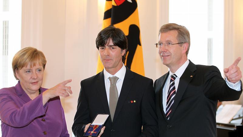Großer Bahnhof für Joachim Löw: Kanzlerin Angela Merkel und der Bundespräsident Joachim Wulff ehren den Bundestrainer. Großer Bahnhof für Joachim Löw: Kanzlerin Angela Merkel und der Bundespräsident Joachim Wulff ehren den Bundestrainer.