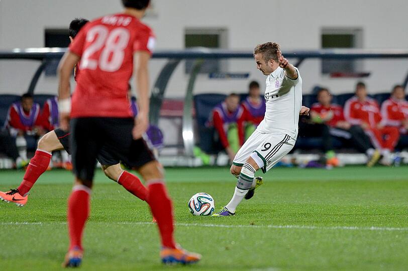 MARIO GÖTZE NOTE 2
Kombinierte fleißig mit, meist halbrechts. Zentral fühlt er sich wohler, was nicht heißt, dass man einen Schuss mit dem Außenrist in den Winkel ballern kann (47.). Im Laufe der Partie immer agiler, torgefährlicher.