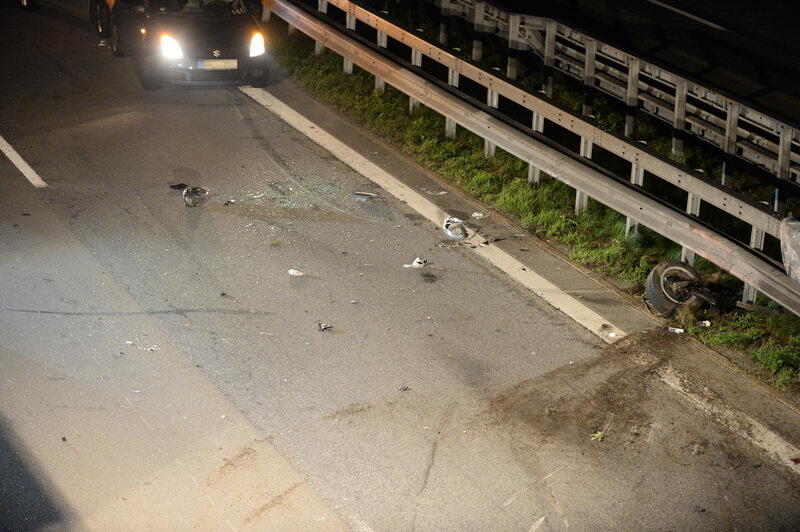 Unfall-Drama auf der A8 bei Grabenstätt: Eine französische Familie kracht mit ihrem Auto in ein Pannen-Auto. Bei dem Crash entsteht ein Trümmerfeld mit einer Länge von 300 Metern. Die Insassen kommen in die Klinik. Die Bilder...
