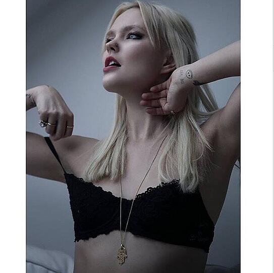 Dass es nicht immer pompös und extravagant sein muss, zeigt It-Girl Bonnie Strange mit schlichtem schwarz und Spitze.