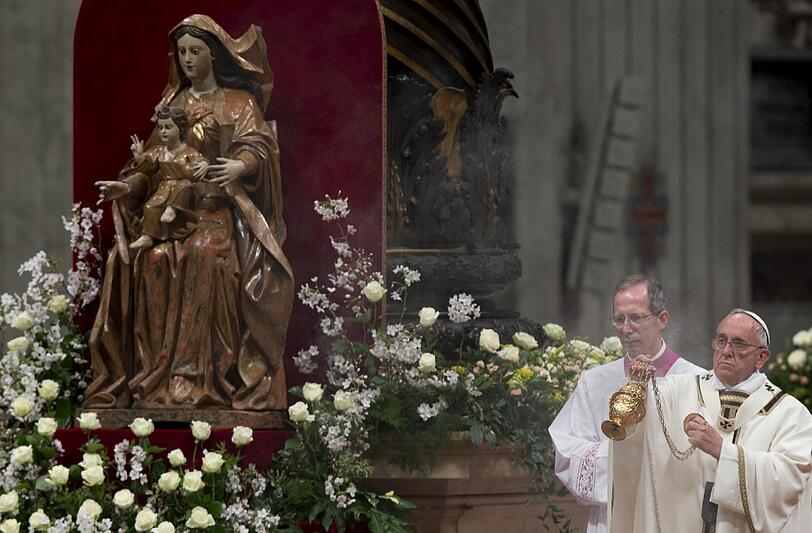 Papst Franziskus hat mit Tausenden Gläubigen und Pilgern die Osternacht im Petersdom gefeiert.