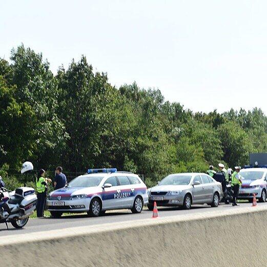 Die Polizei geht von 50 toten Flüchtlingen aus. Die Bilder!